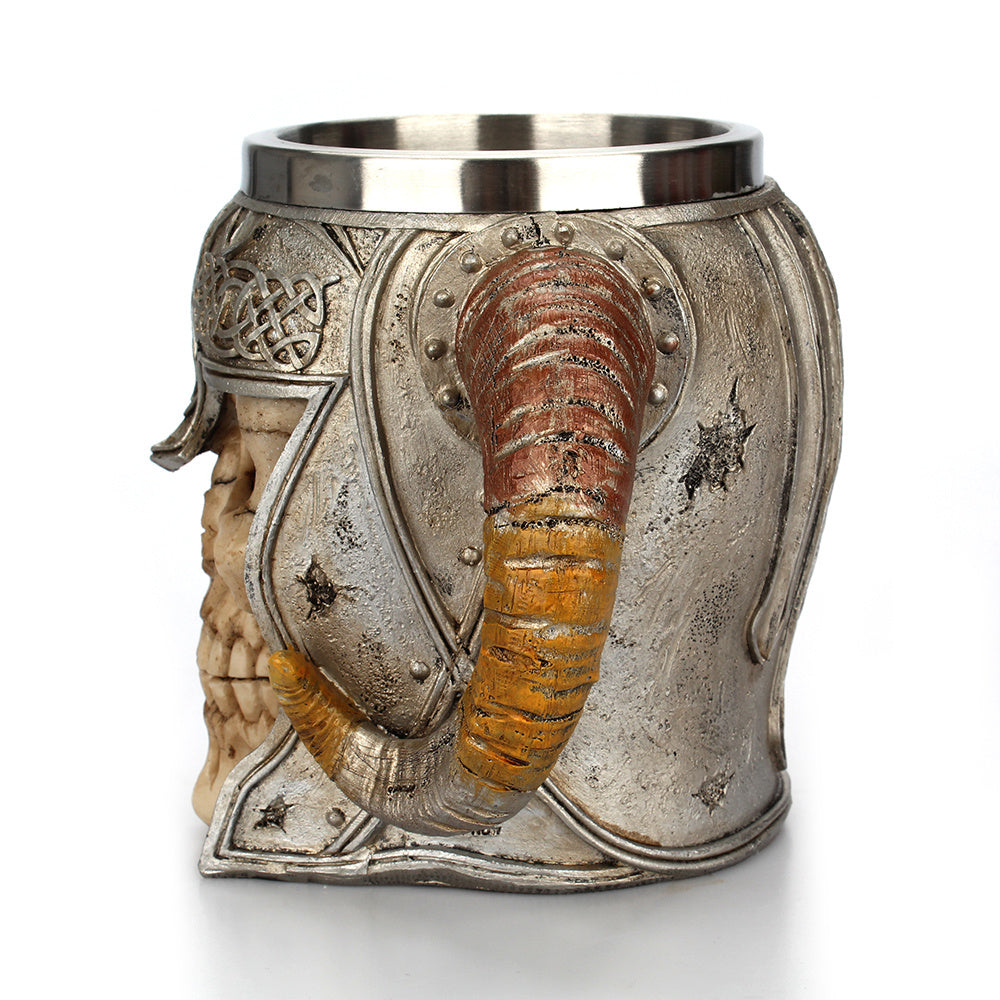 Tasse à café en acier inoxydable avec cornes et casque en forme de crâne.