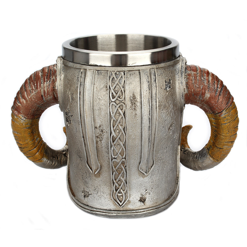 Tasse à café en acier inoxydable avec cornes et casque en forme de crâne.