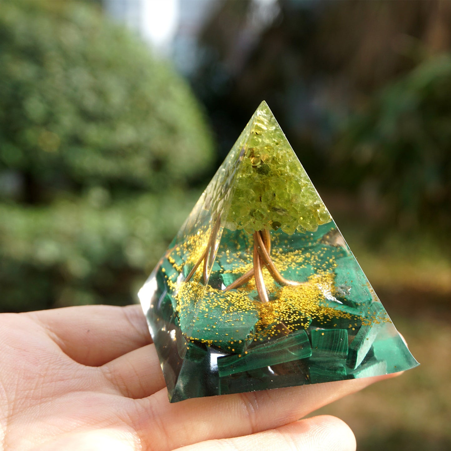Natural Crystal Crushed Stone White Crystal Resin Epoxy Pyramid