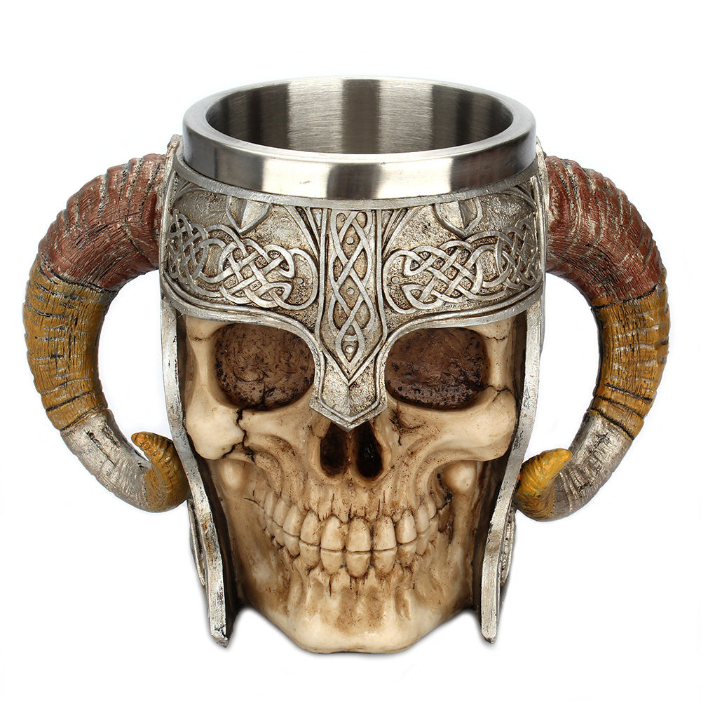 Tasse à café en acier inoxydable avec cornes et casque en forme de crâne.