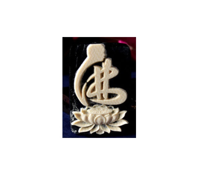 Amulet carved horn with natural horns
