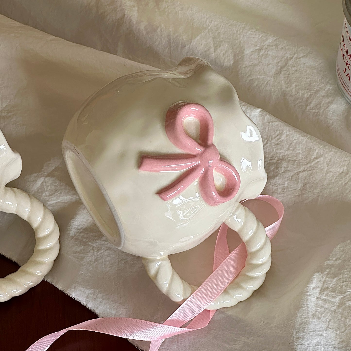 Tasse en céramique de fleur rose gaufrée peinte à la main