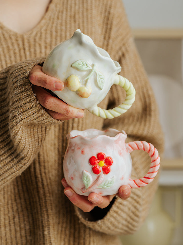 Tasse en céramique de fleur rose gaufrée peinte à la main