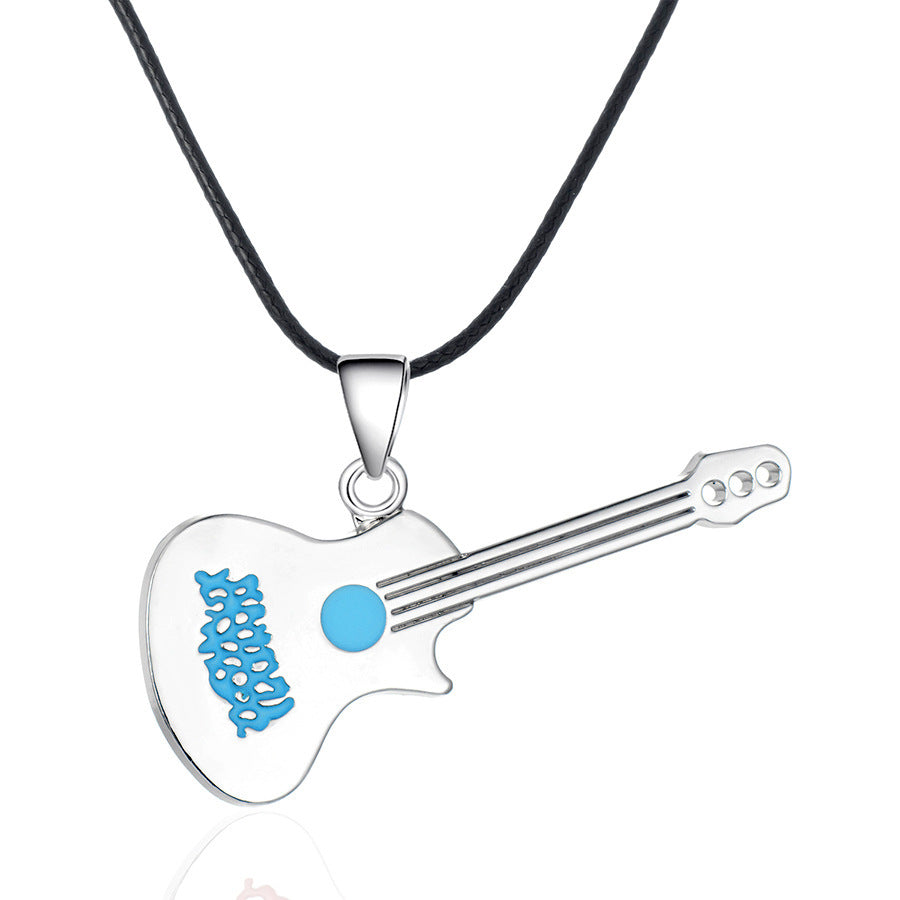 Collier en forme de guitare gothique en acier titane à 2 couches pour hommes