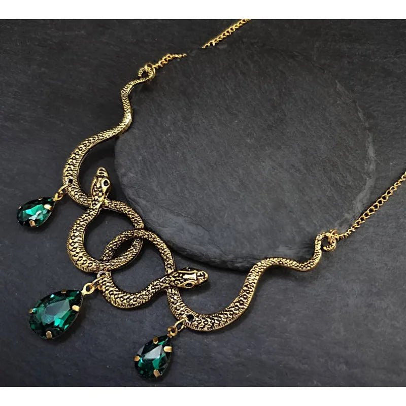 Collier gothique serpent entrelacé avec pendentif goutte d'eau en cristal – Bijou punk et grunge pour un style unique