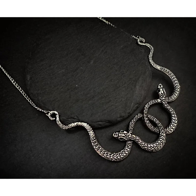 Collier gothique serpent entrelacé avec pendentif goutte d'eau en cristal – Bijou punk et grunge pour un style unique