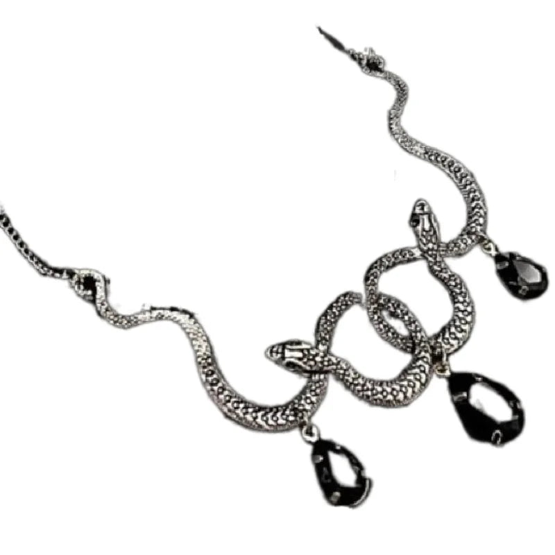 Collier gothique serpent entrelacé avec pendentif goutte d'eau en cristal – Bijou punk et grunge pour un style unique