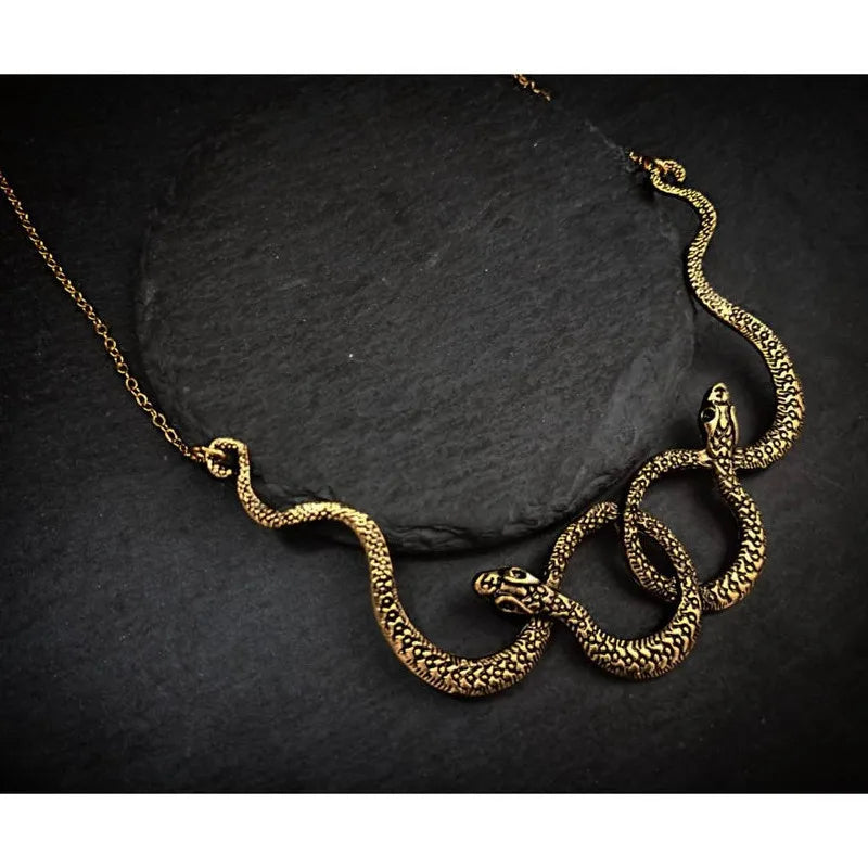 Collier gothique serpent entrelacé avec pendentif goutte d'eau en cristal – Bijou punk et grunge pour un style unique