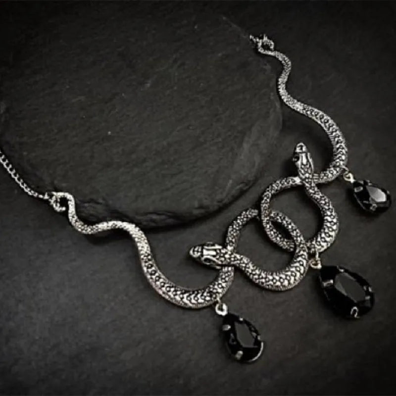 Collier gothique serpent entrelacé avec pendentif goutte d'eau en cristal – Bijou punk et grunge pour un style unique