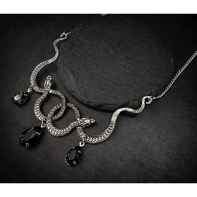 Collier gothique serpent entrelacé avec pendentif goutte d'eau en cristal – Bijou punk et grunge pour un style unique