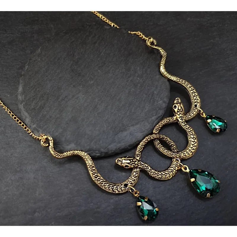 Collier gothique serpent entrelacé avec pendentif goutte d'eau en cristal – Bijou punk et grunge pour un style unique