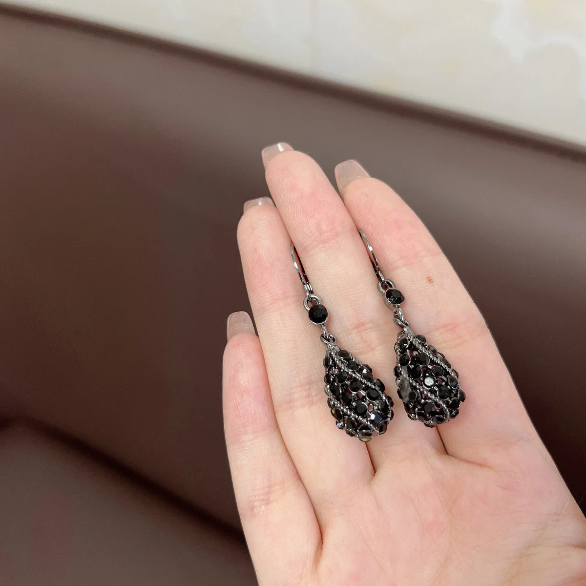 Boucles d'oreilles pendantes en forme de goutte de cristal noir pour femmes, strass brillants, goutte d'eau, bijoux cadeau de fête