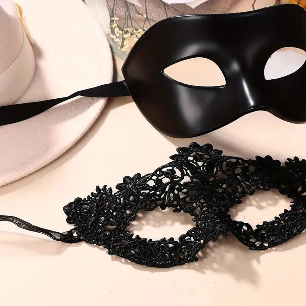 Ensemble de 2 masques de mascarade élégants en dentelle noire pour couples – Parfait pour les fêtes vénitiennes, le Mardi Gras et les célébrations d'Halloween.