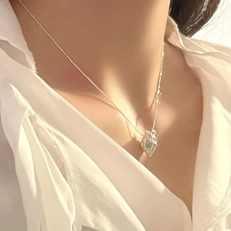 Collier pendentif coeur bleu pour femmes, tendance, créatif, cristal irrégulier, chaîne de clavicule géométrique, bijoux d'anniversaire, cadeau, vente en gros