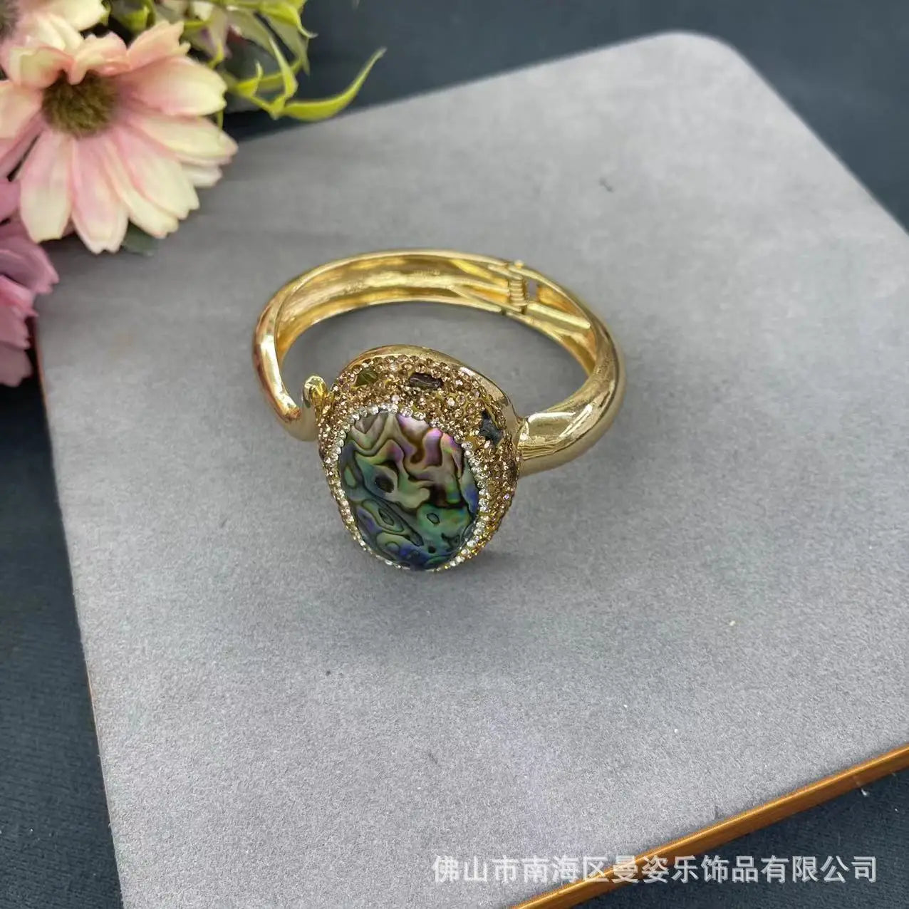 Nouvelle coquille d'ormeau naturelle incrustée de tourmaline, ensemble de pierres brutes, vintage populaire de nouveaux bijoux de niche chinois en automne et gagnant