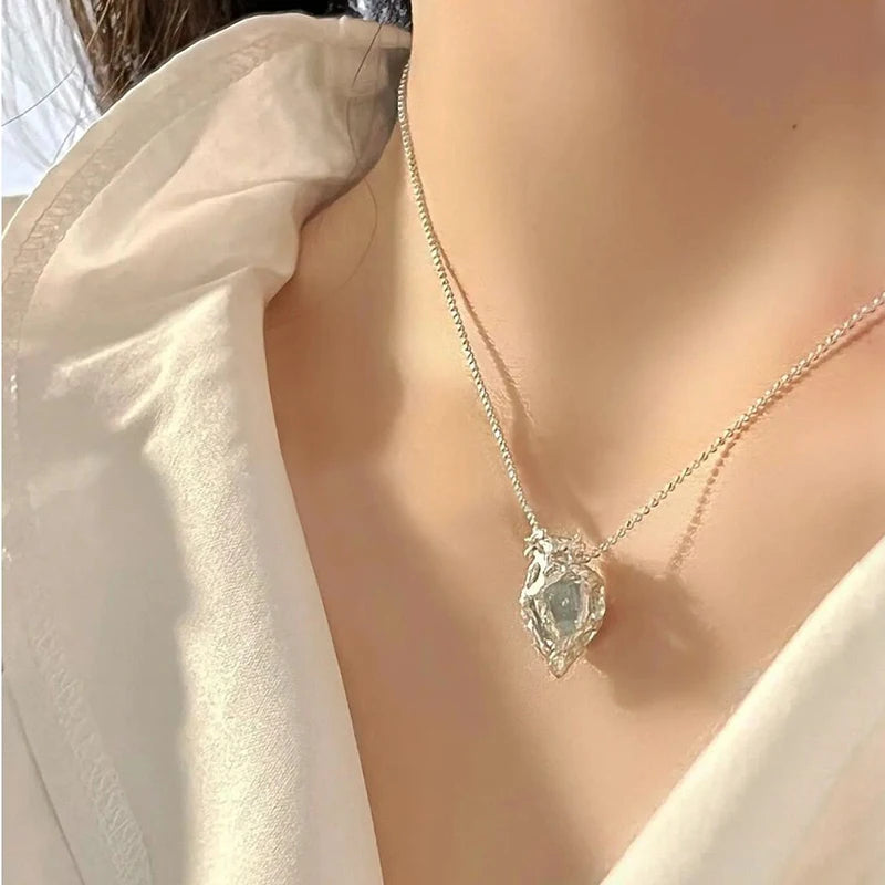 Collier pendentif coeur bleu pour femmes, tendance, créatif, cristal irrégulier, chaîne de clavicule géométrique, bijoux d'anniversaire, cadeau, vente en gros