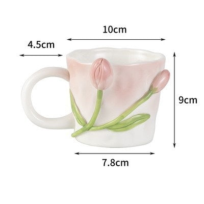 Tasse de tulipe en céramique pétrie à la main florale premium