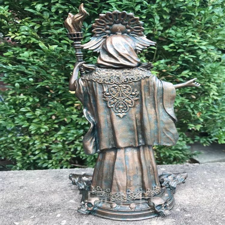 Déesse de la sorcellerie et Statue magique