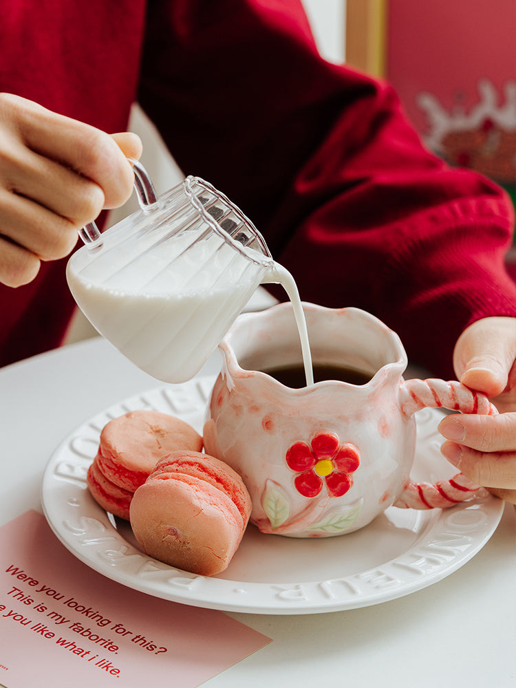 Tasse en céramique de fleur rose gaufrée peinte à la main