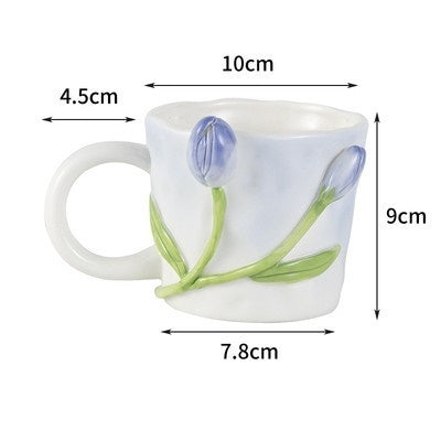 Tasse de tulipe en céramique pétrie à la main florale premium