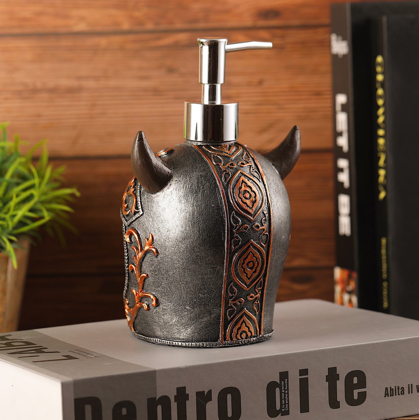 Bouteille de distribution liquide en résine de crâne Viking rétro