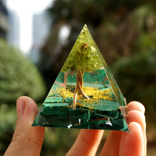 Natural Crystal Crushed Stone White Crystal Resin Epoxy Pyramid