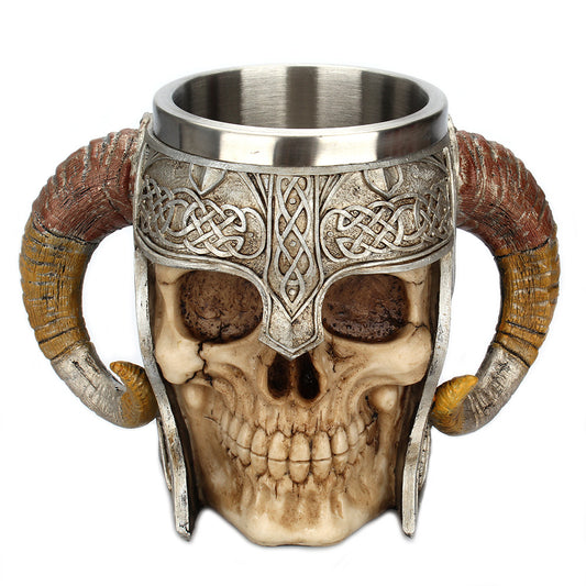 Tasse à café en acier inoxydable avec cornes et casque en forme de crâne.