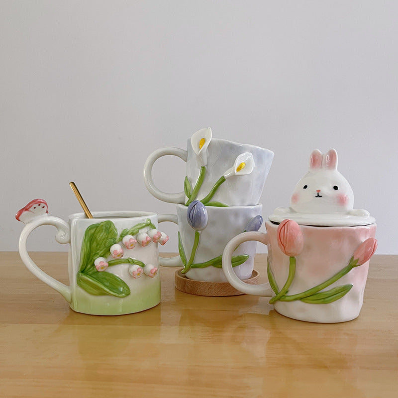 Tasse de tulipe en céramique pétrie à la main florale premium