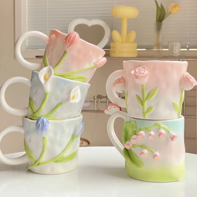 Tasse de tulipe en céramique pétrie à la main florale premium