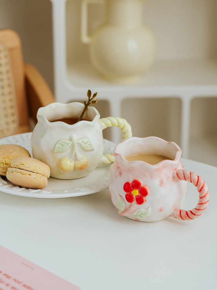 Tasse en céramique de fleur rose gaufrée peinte à la main