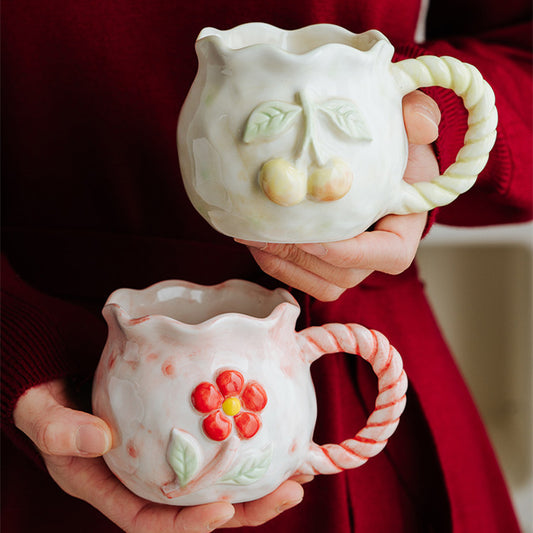 Tasse en céramique de fleur rose gaufrée peinte à la main