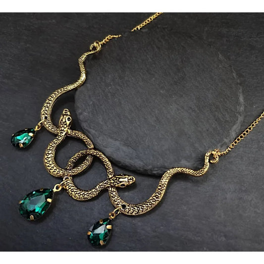 Collier gothique serpent entrelacé avec pendentif goutte d'eau en cristal – Bijou punk et grunge pour un style unique