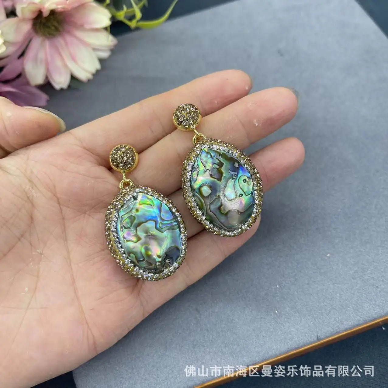 Nouvelle coquille d'ormeau naturelle incrustée de tourmaline, ensemble de pierres brutes, vintage populaire de nouveaux bijoux de niche chinois en automne et gagnant