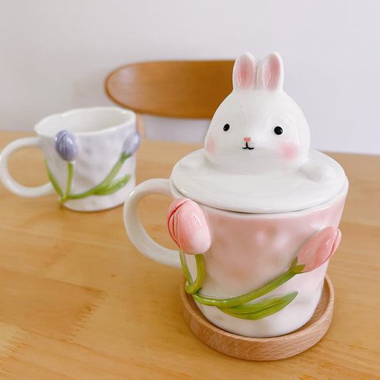 Tasse de tulipe en céramique pétrie à la main florale premium
